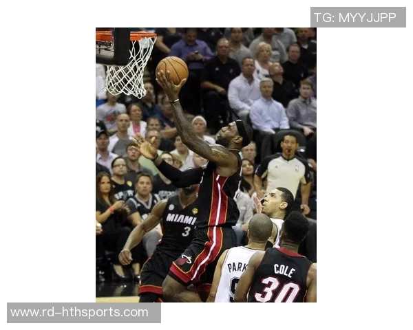 韦德无视防守精准传球詹姆斯强势暴扣热火对阵雄鹿精彩瞬间回顾